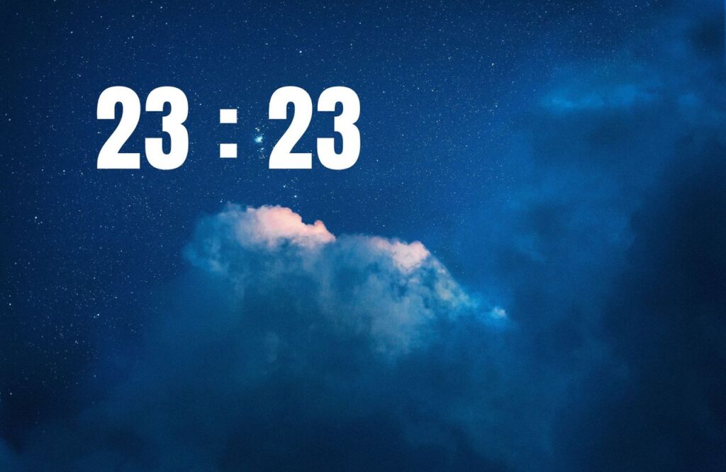 23h23